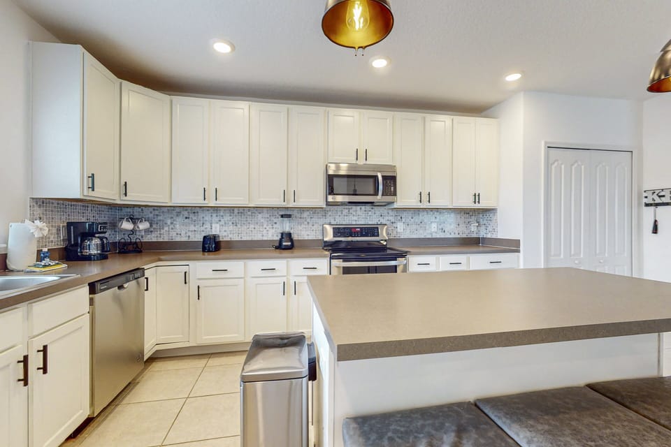 House, Multiple Beds, Patio, Pool View (Paradise on Primrose) | Private kitchen