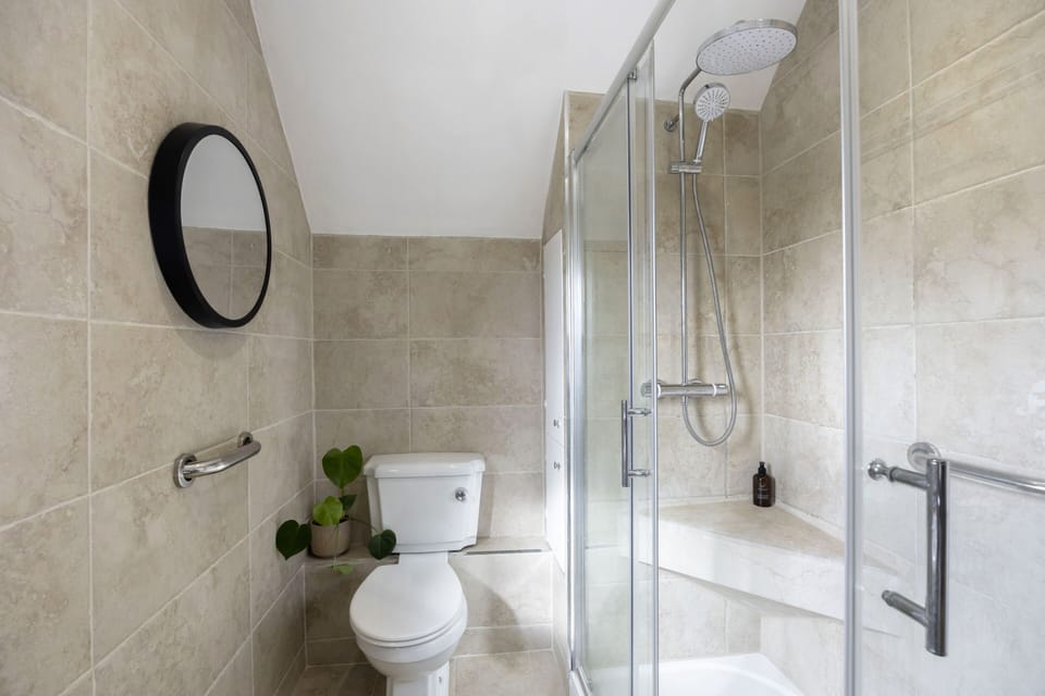 Full Bathroom 1
