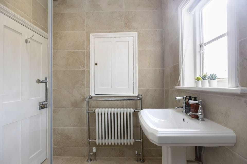 Full Bathroom 1

