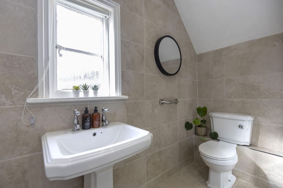 Full Bathroom 1
