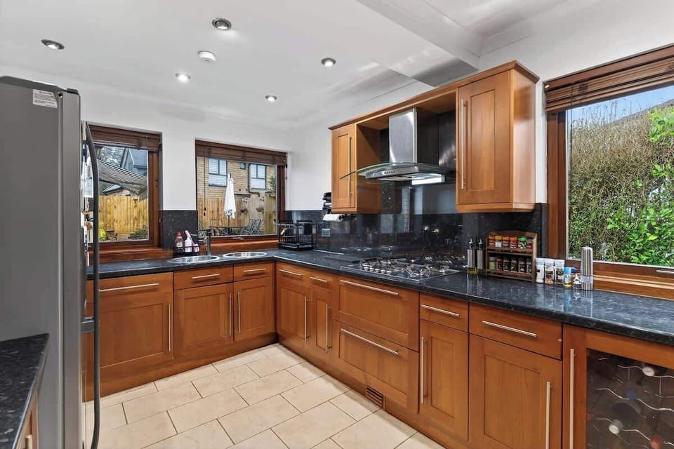 Appliances such as an airfryer, dishwasher, washing machine and fridge/freezer complete with an ice maker.
