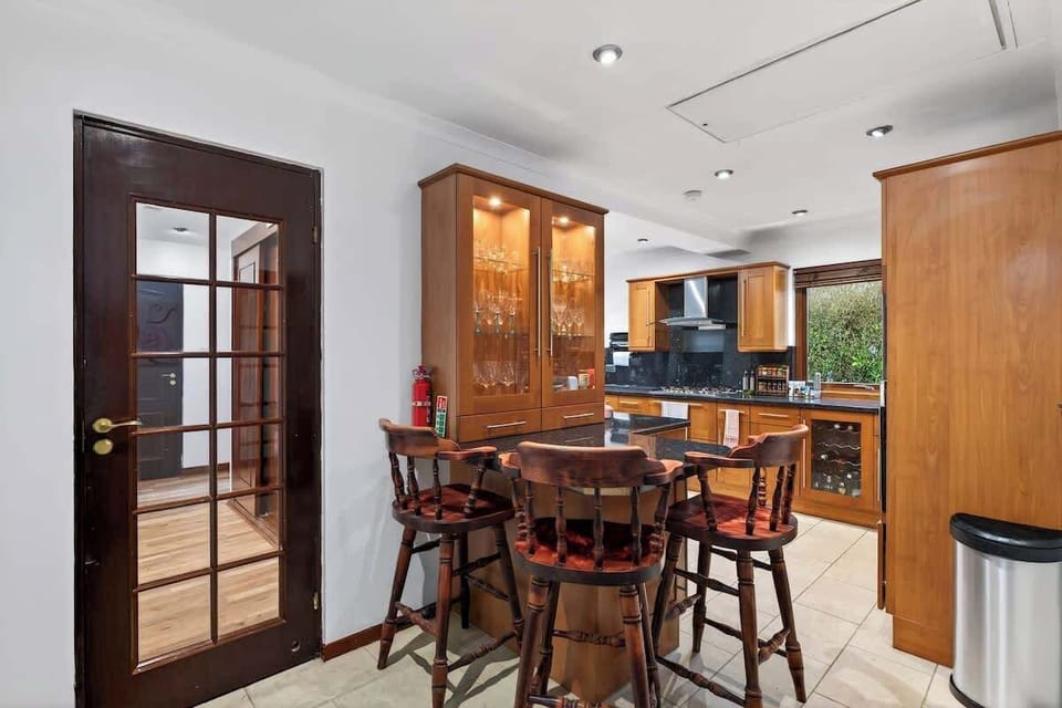 Breakfast table or wine bar, whatever suits your mood.