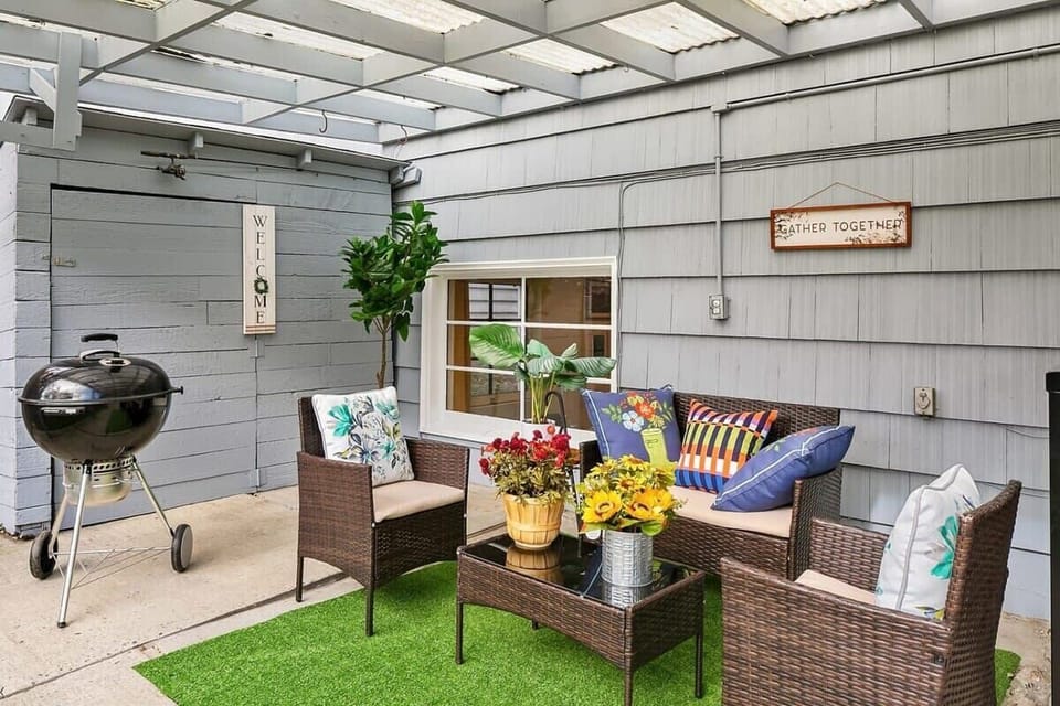 We prepare a cute outdoor patio furniture set for your getaway!