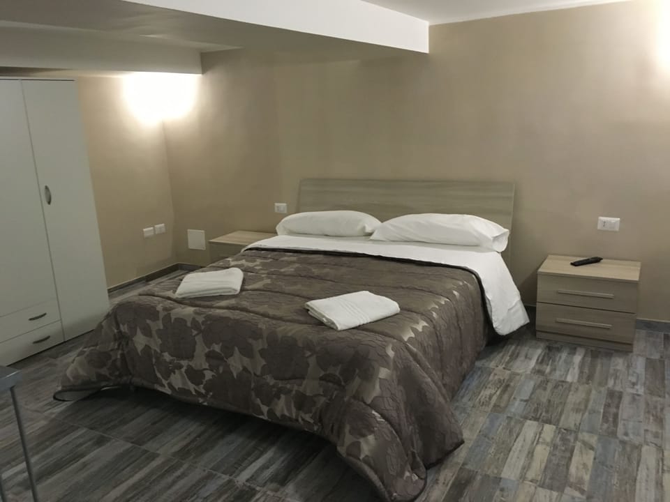 Premium bedding, down comforters, in-room safe, desk