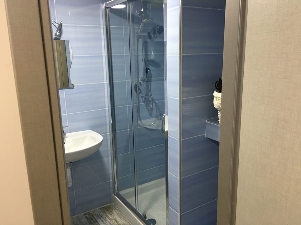 Comfort Apartment | Bathroom | Shower, free toiletries, hair dryer, slippers