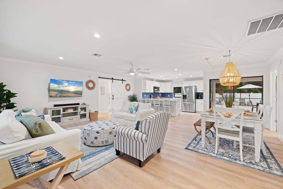 🏖️ Bright and beautifully updated, the open-concept living area offers coastal-inspired décor, comfortable seating, and a fully equipped kitchen perfect for gathering with family and friends.