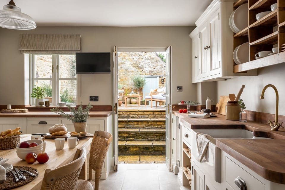Loveday Cottage Kitchen/Dining Room - StayCotswold