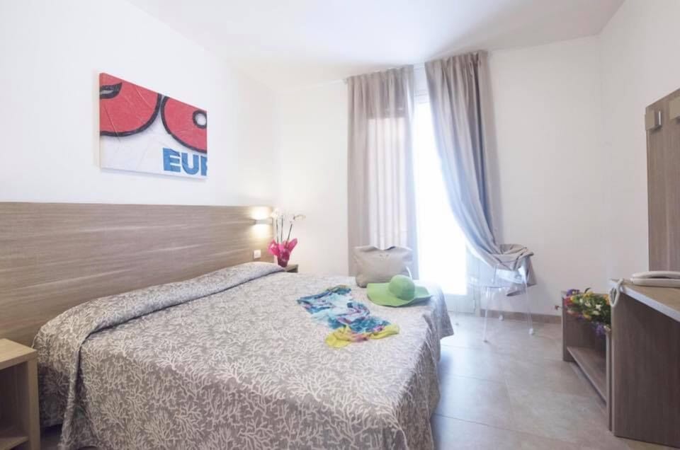 Premium bedding, in-room safe, cribs/infant beds, bed sheets