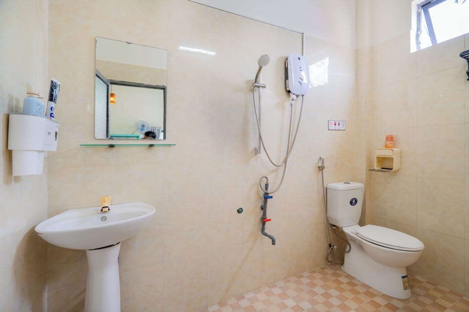 Classic Double Room, City View | Bathroom | Hair dryer, soap, shampoo, toilet paper