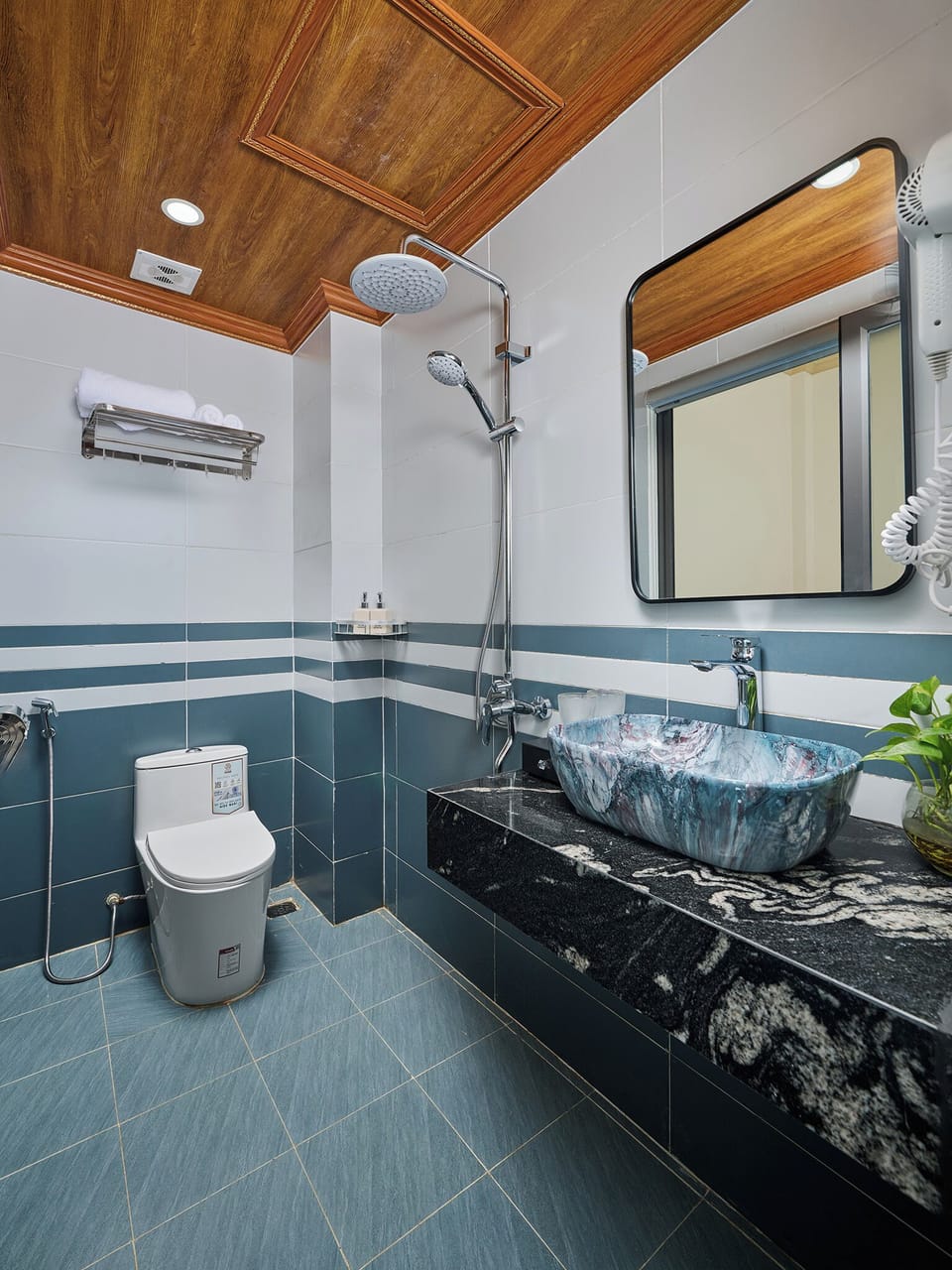 Double Room, Garden View | Bathroom | Shower, free toiletries, hair dryer, bidet