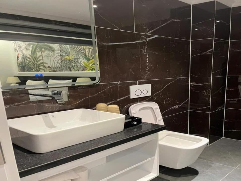Deluxe Double Room, City View | Bathroom | Slippers, bidet