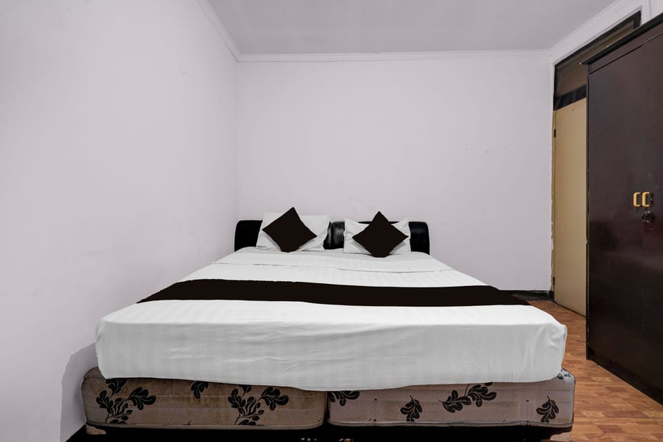 Deluxe Double Room | Desk, free WiFi, bed sheets