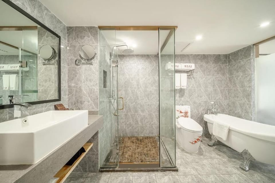 Family Double Room, Balcony, City View | Bathroom | Combined shower/tub, rainfall showerhead, free toiletries, hair dryer