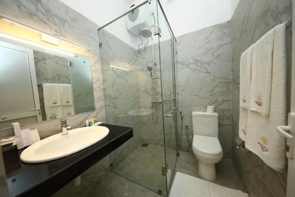 Deluxe Double Room, Balcony | Bathroom