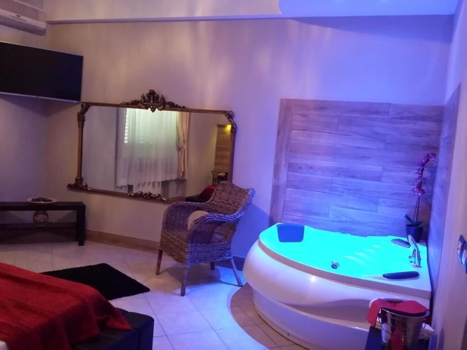 Deluxe Suite, Garden View | Bathroom | Bidet