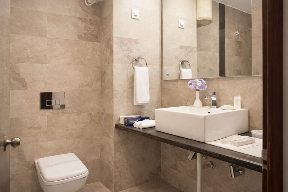 Superior Double Room | Bathroom | Shower, rainfall showerhead, slippers, towels