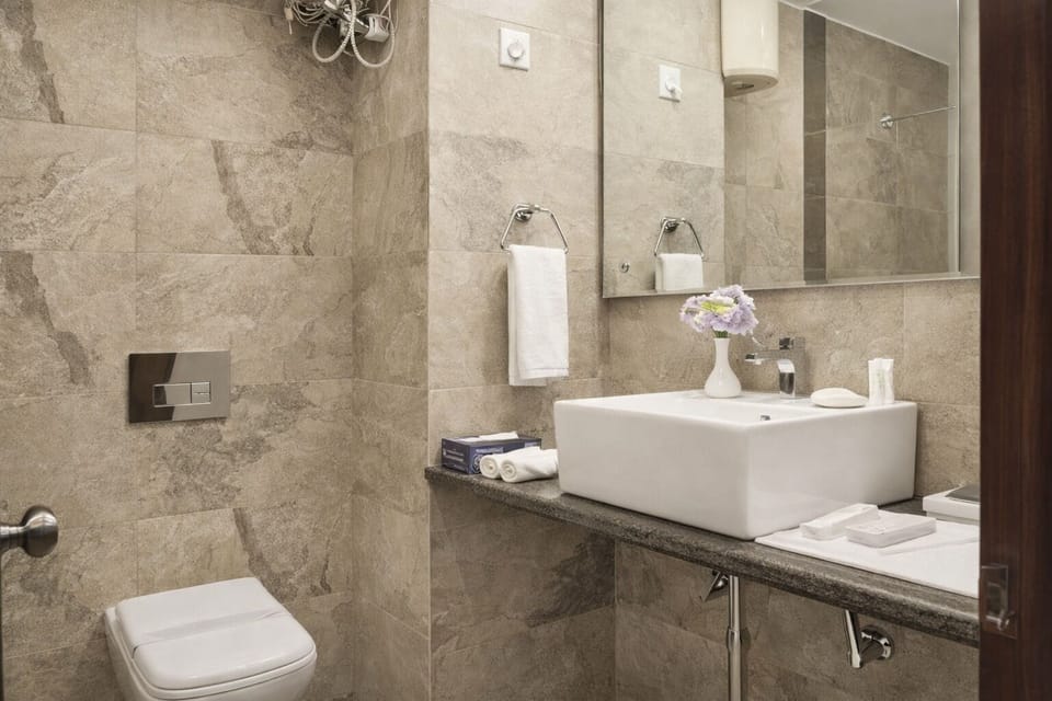 Standard Double Room | Bathroom | Shower, rainfall showerhead, slippers, towels
