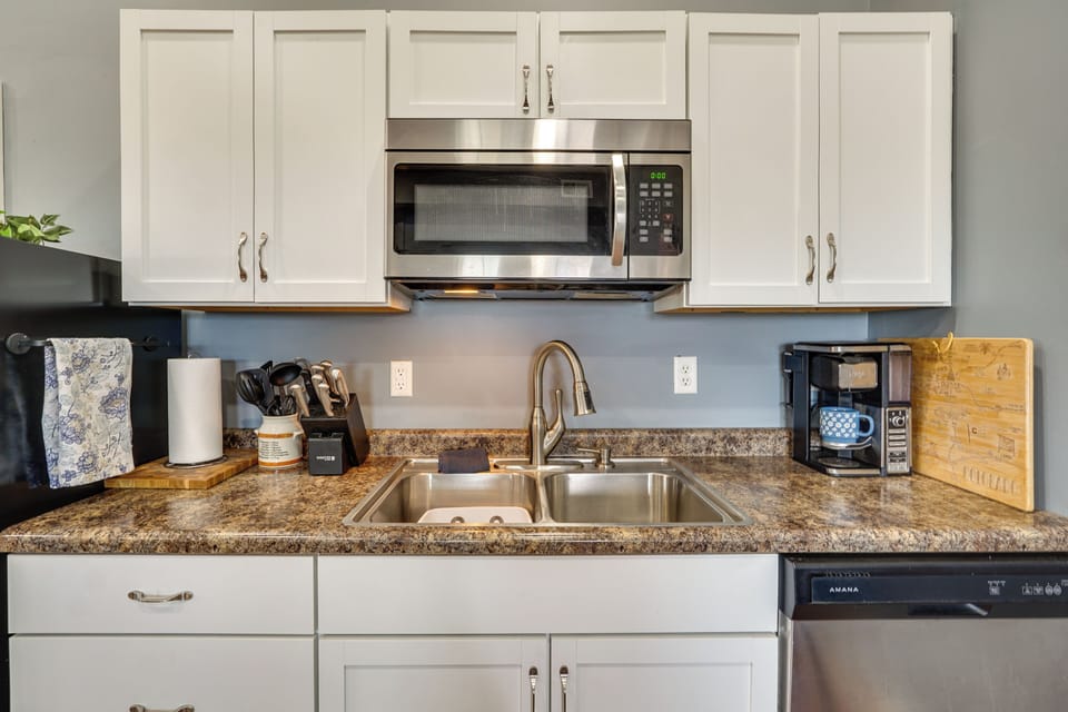 Kitchenette | Refrigerator | Toaster Oven