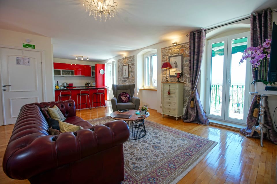 60-cm flat-screen TV with satellite channels, TV