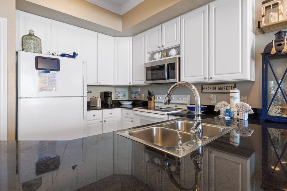 Signature Condo, 2 Bedrooms, Balcony, Beach View | Private kitchen | Fridge, microwave, oven, stovetop