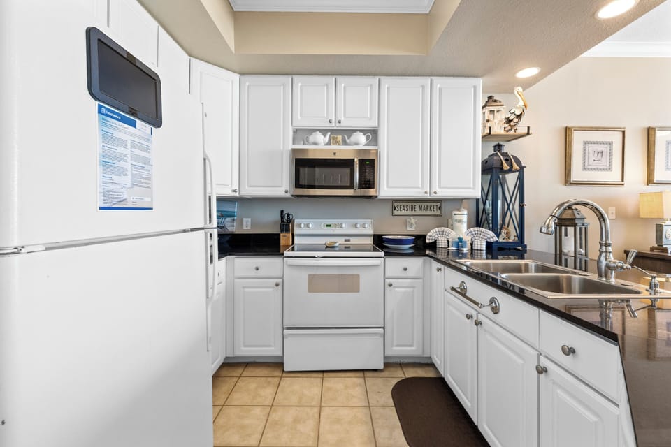 Signature Condo, 2 Bedrooms, Balcony, Beach View | Private kitchen | Fridge, microwave, oven, stovetop