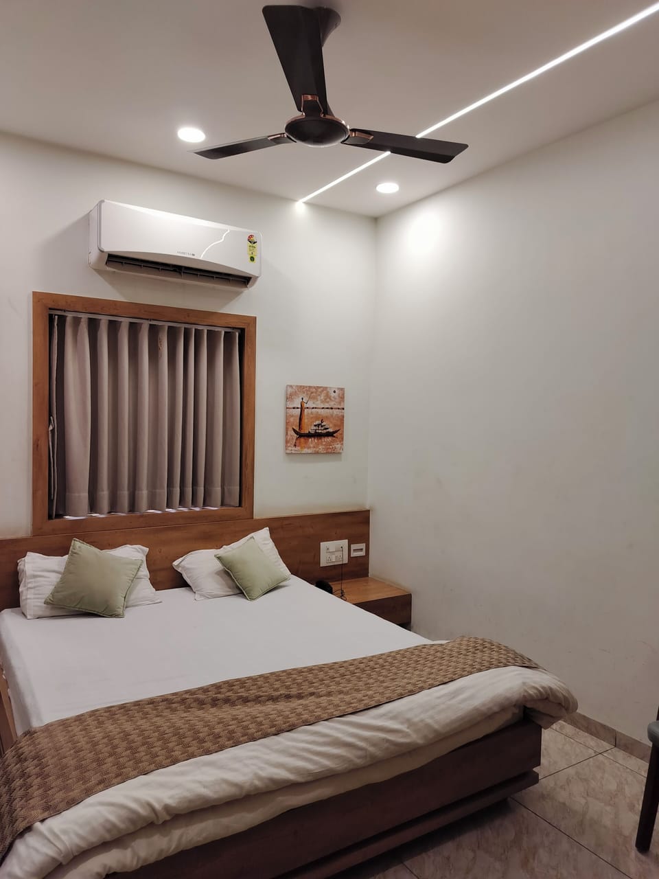 Classic Room, Balcony | Desk