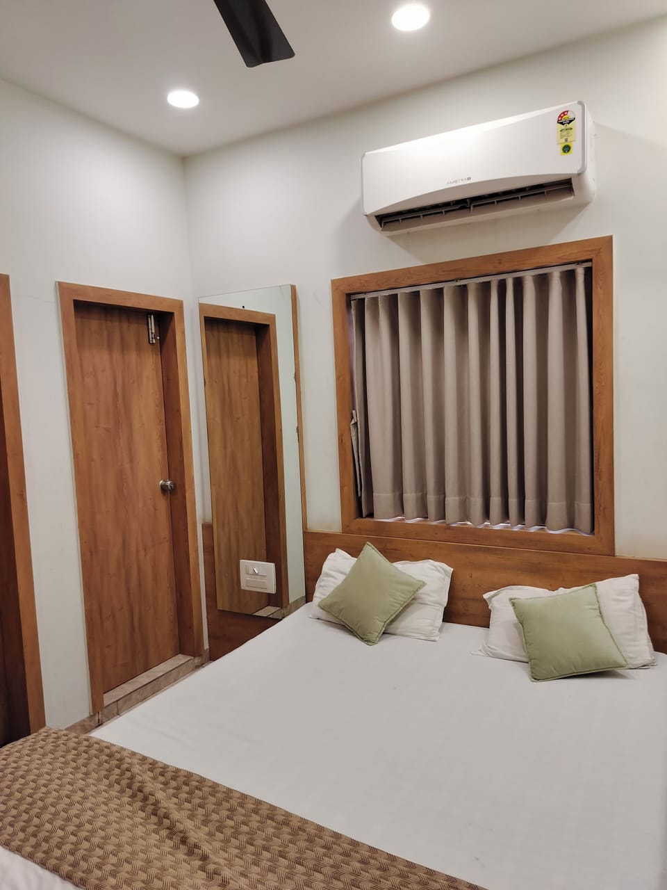 Classic Room, Balcony | Desk