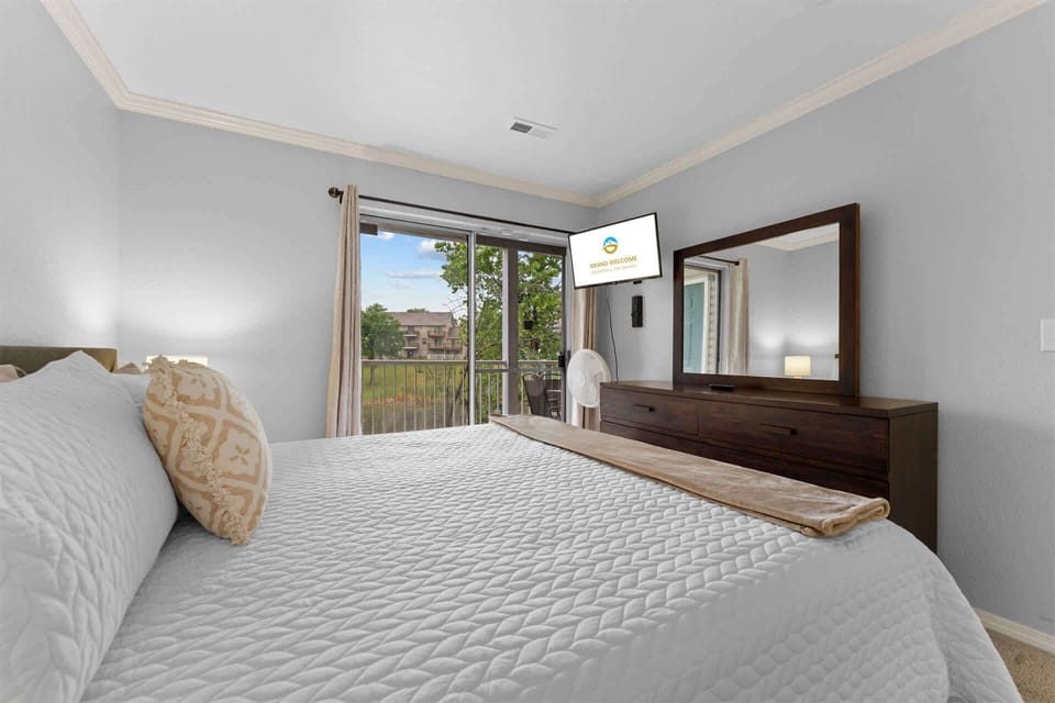 Pond View Getaway at Fall Creek Apartment in Branson
