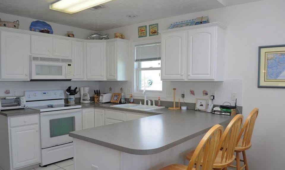 Kitchen & Bar Area