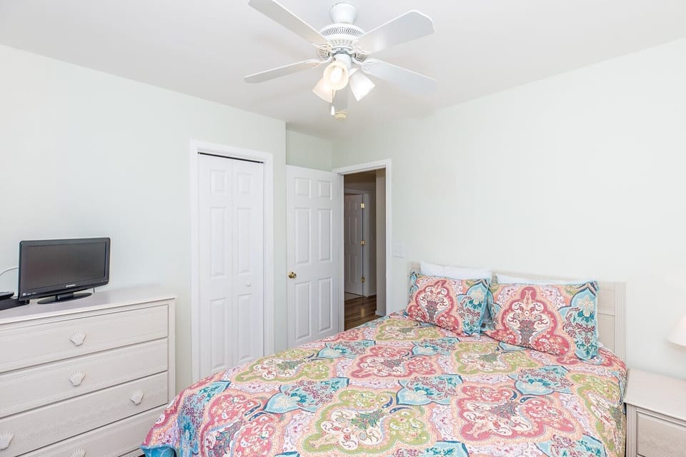 24             1st Floor South Queen Bedroom