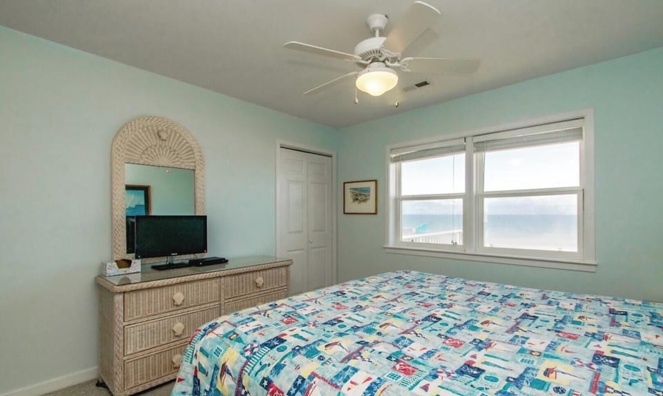 Top Floor Oceanfront King Bedroom II