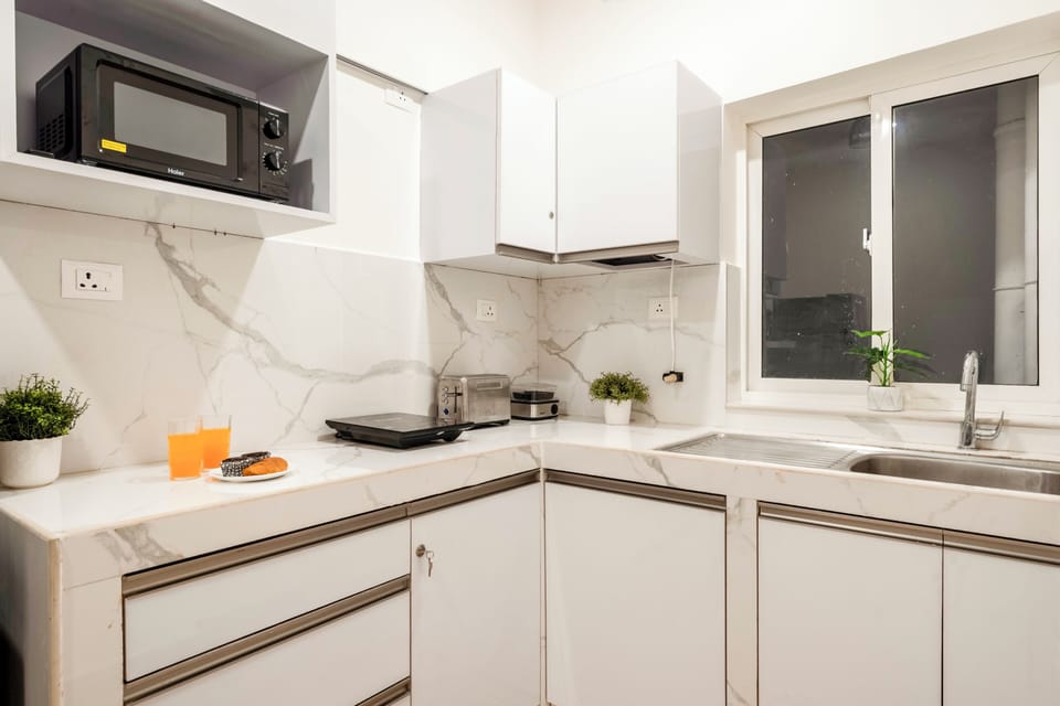Apartment, 2 Bedrooms, Kitchenette | Private kitchen | Electric kettle, dining tables