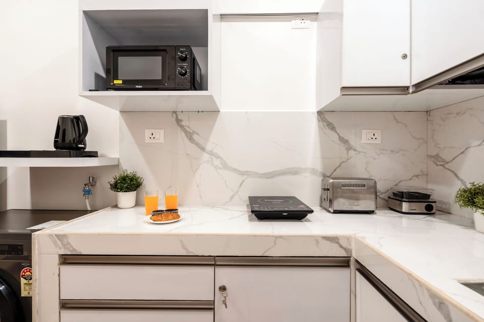 Apartment, 2 Bedrooms, Kitchenette | Private kitchen | Electric kettle, dining tables