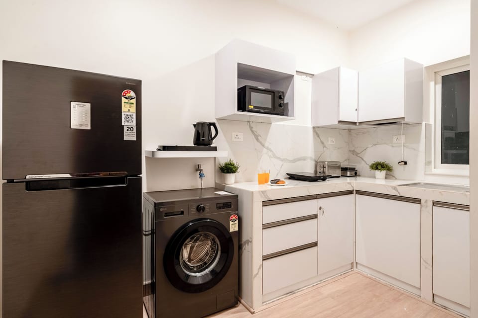 Apartment, 2 Bedrooms, Kitchenette | Private kitchen | Electric kettle, dining tables