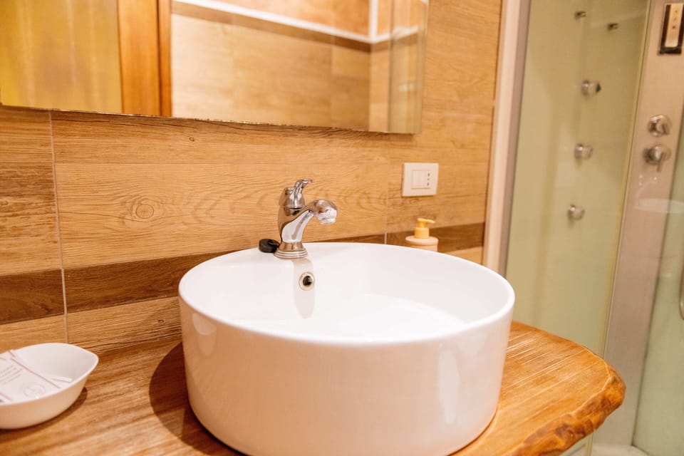 Deluxe Double Room | Bathroom | Bidet
