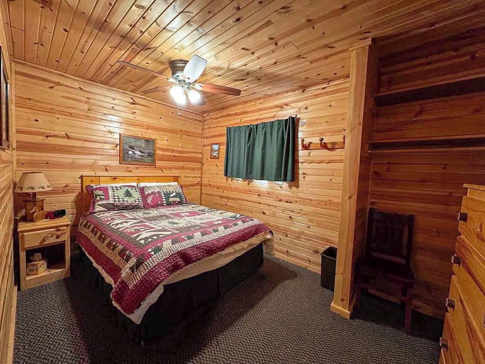 Cabin, Multiple Beds, Patio (Bouchard - Pinewood) | 3 bedrooms, individually decorated, individually furnished, bed sheets