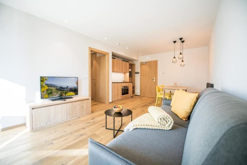 Apartment, Balcony, Mountain View | Living area