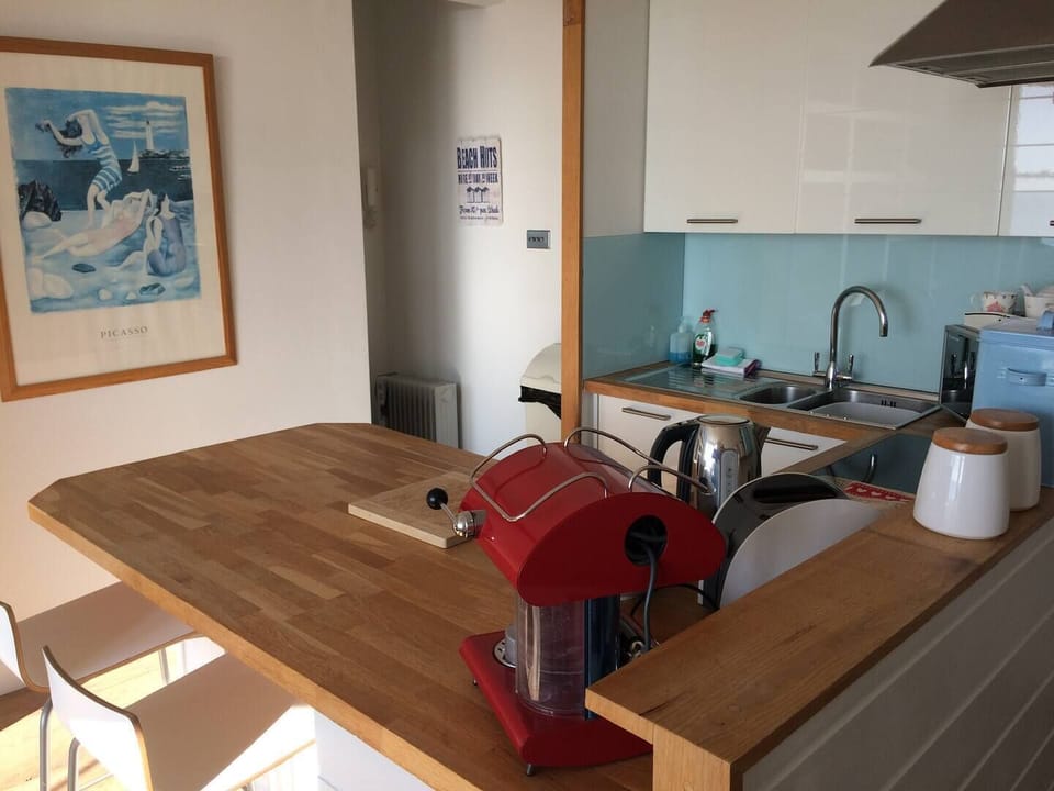 Kitchen Area - Beachside Apartment Broadstairs - @seastayuk - seastay.co.uk