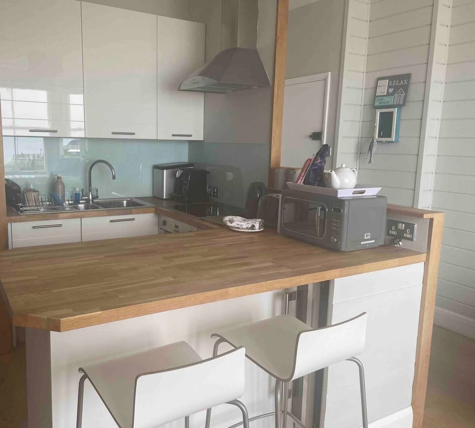 Breakfast bar - Beachside Apartment Broadstairs - @seastayuk - seastay.co.uk