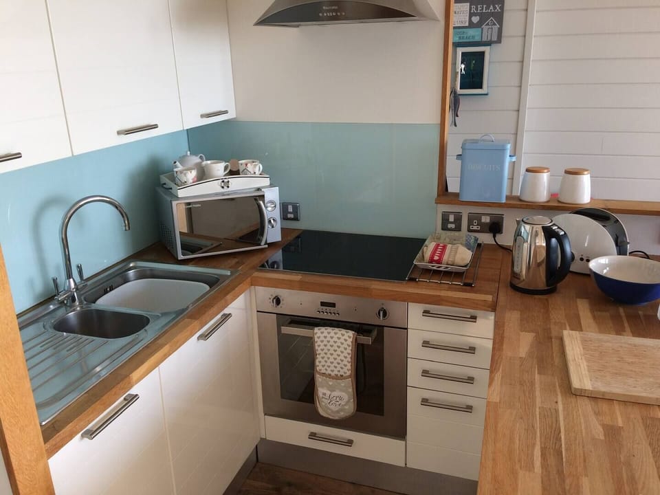 Oven, hob, dishwasher and fridge. + Washing machine - Beachside Apartment Broadstairs - @seastayuk - seastay.co.uk