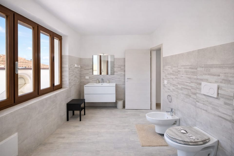 Deluxe Double Room, City View | Bathroom | Shower, free toiletries, hair dryer, bidet