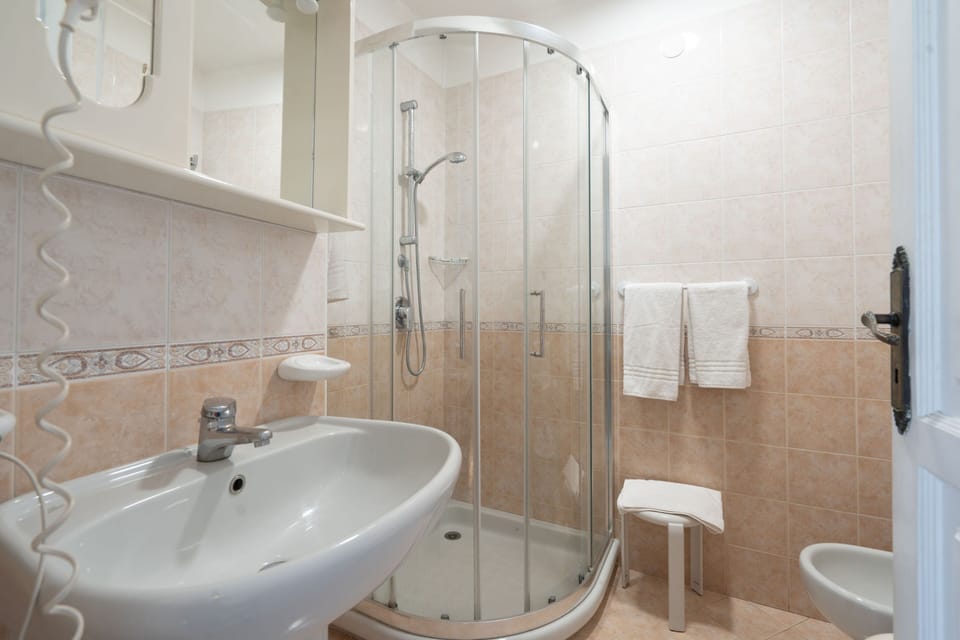 Standard Room | Bathroom | Shower, towels, soap, shampoo