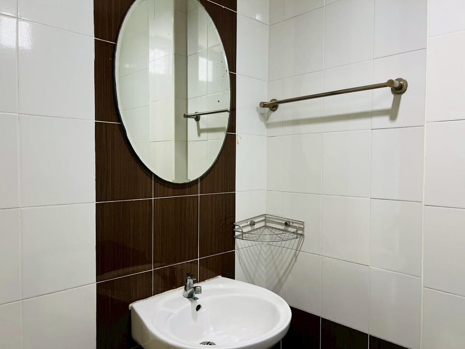 Shower, towels, soap, shampoo