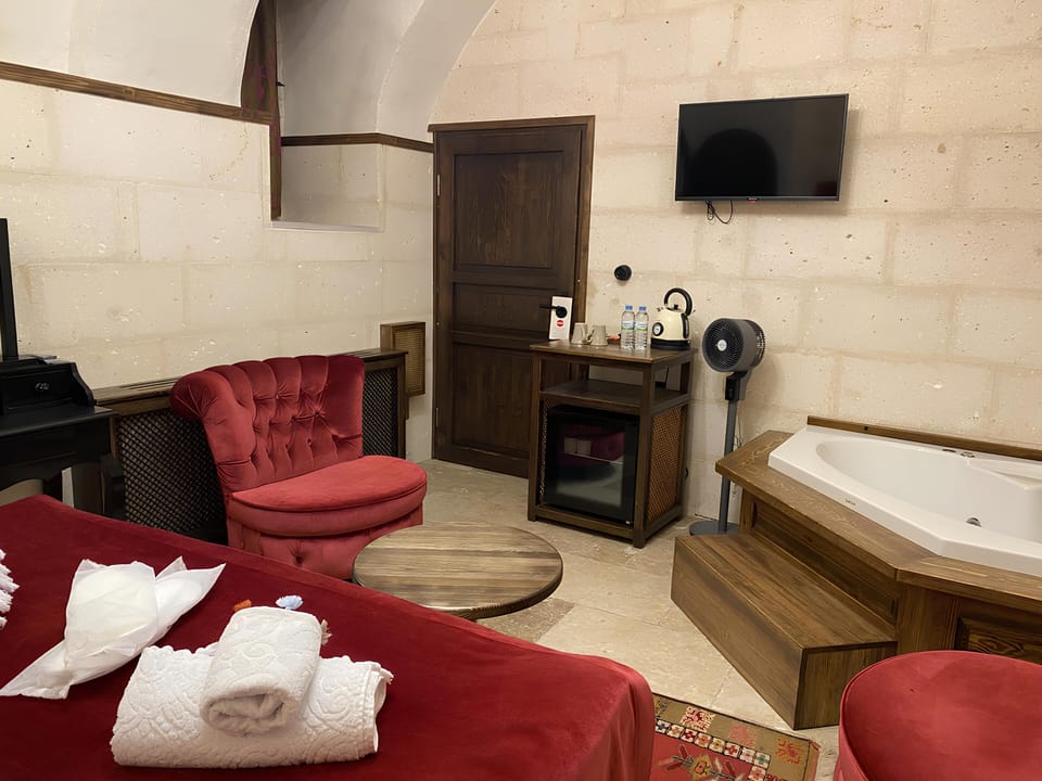 Royal Room | Premium bedding, down comforters, in-room safe, individually furnished