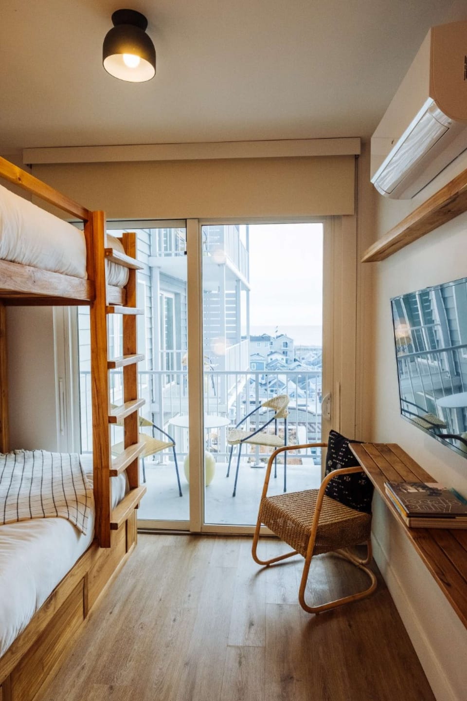Bunk Room Ocean view with Terrace - Bunk beds beside balcony with ocean view