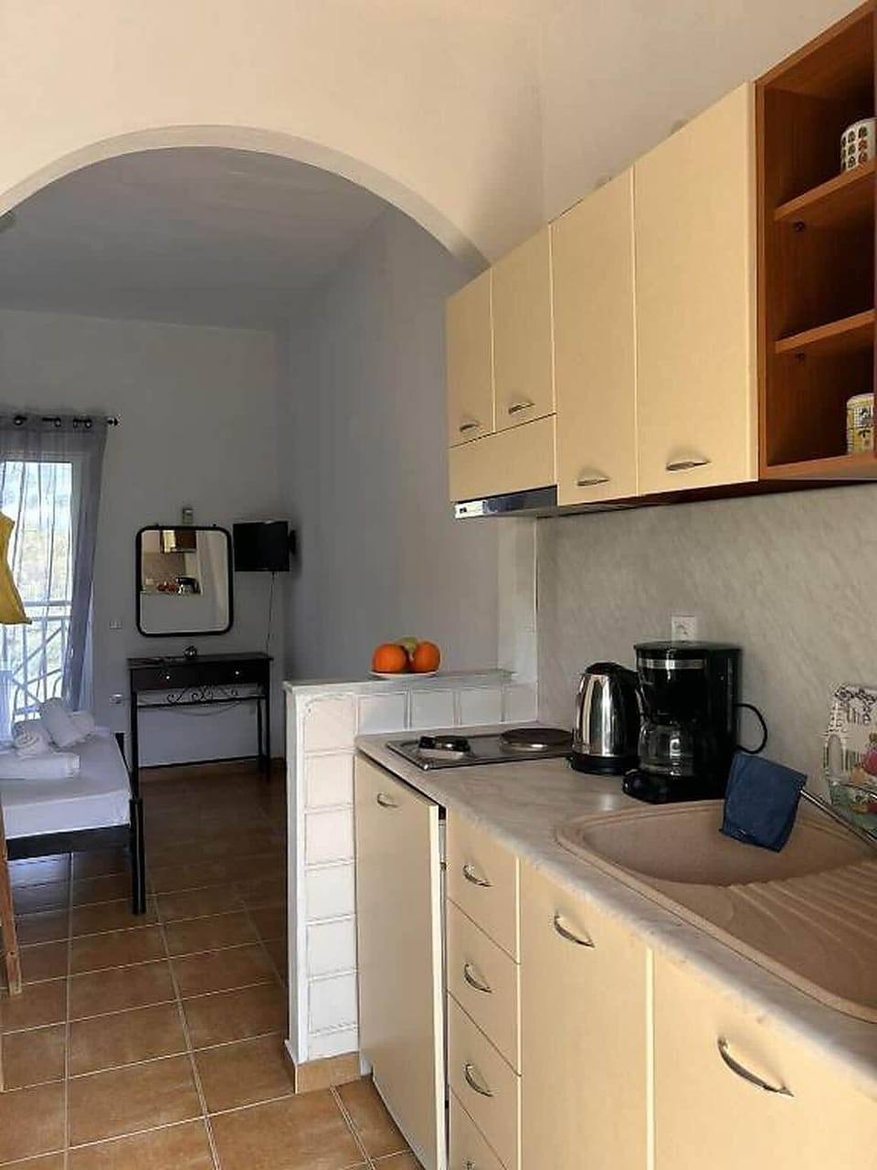 Open-plan studio with a fully equipped kitchenette and comfortable living space.