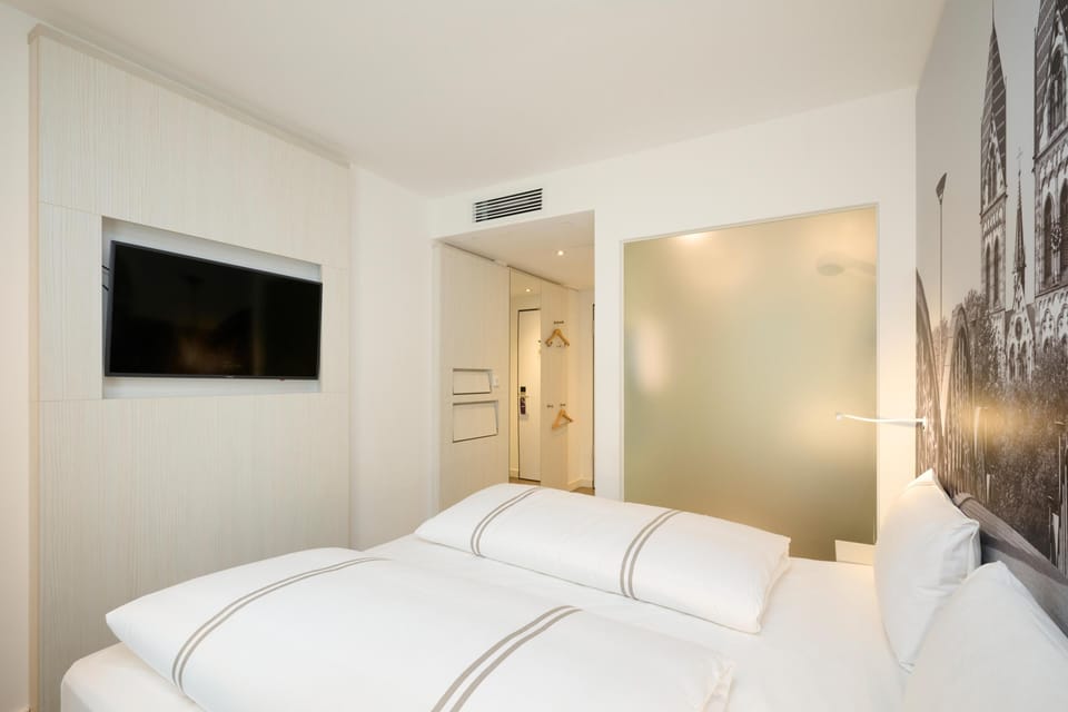 Standard Double Room | WiFi, bed sheets