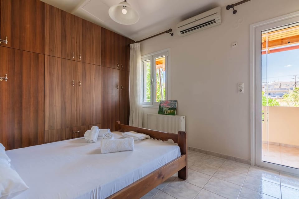 House | 1 bedroom, desk