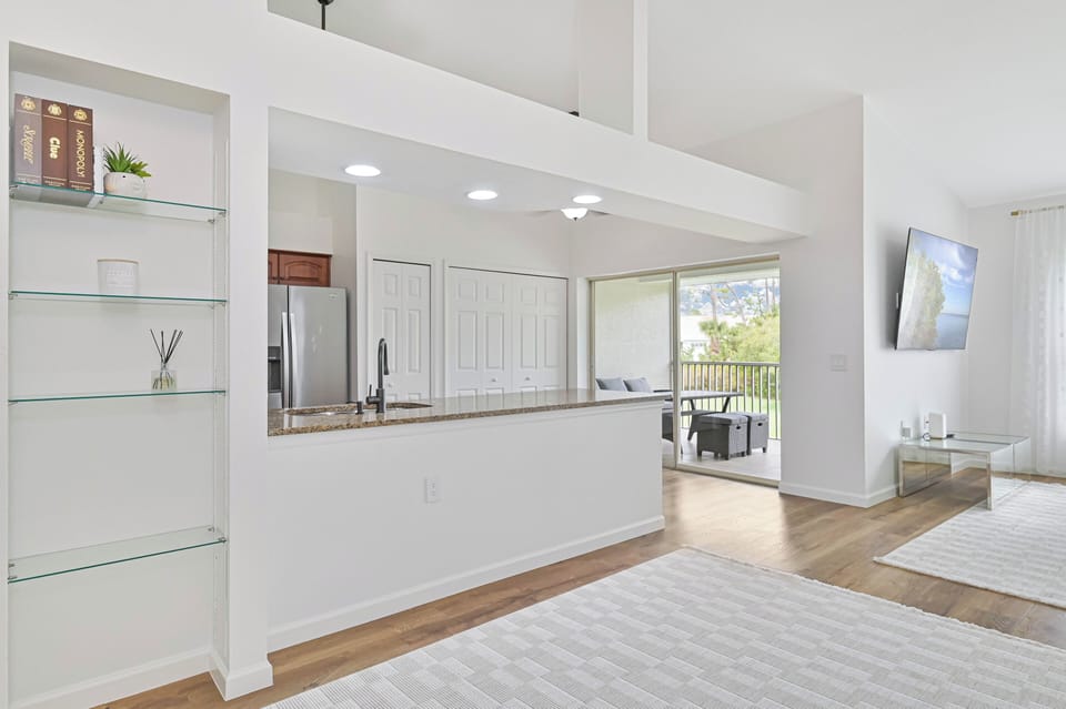 FL203 - This uni features an open floor plan