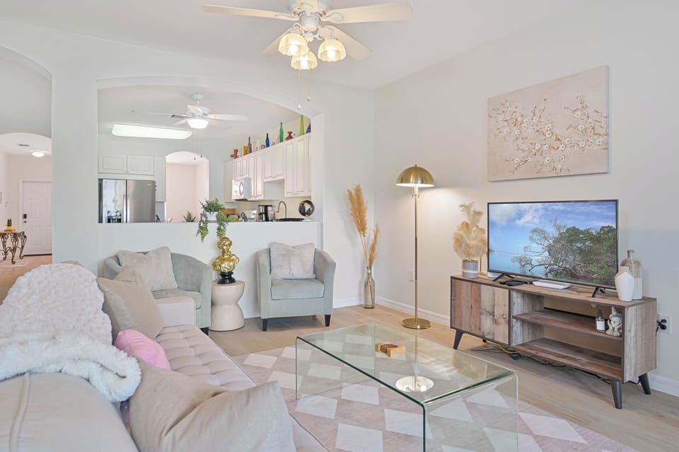 SWM3613 - Family room with smart TV